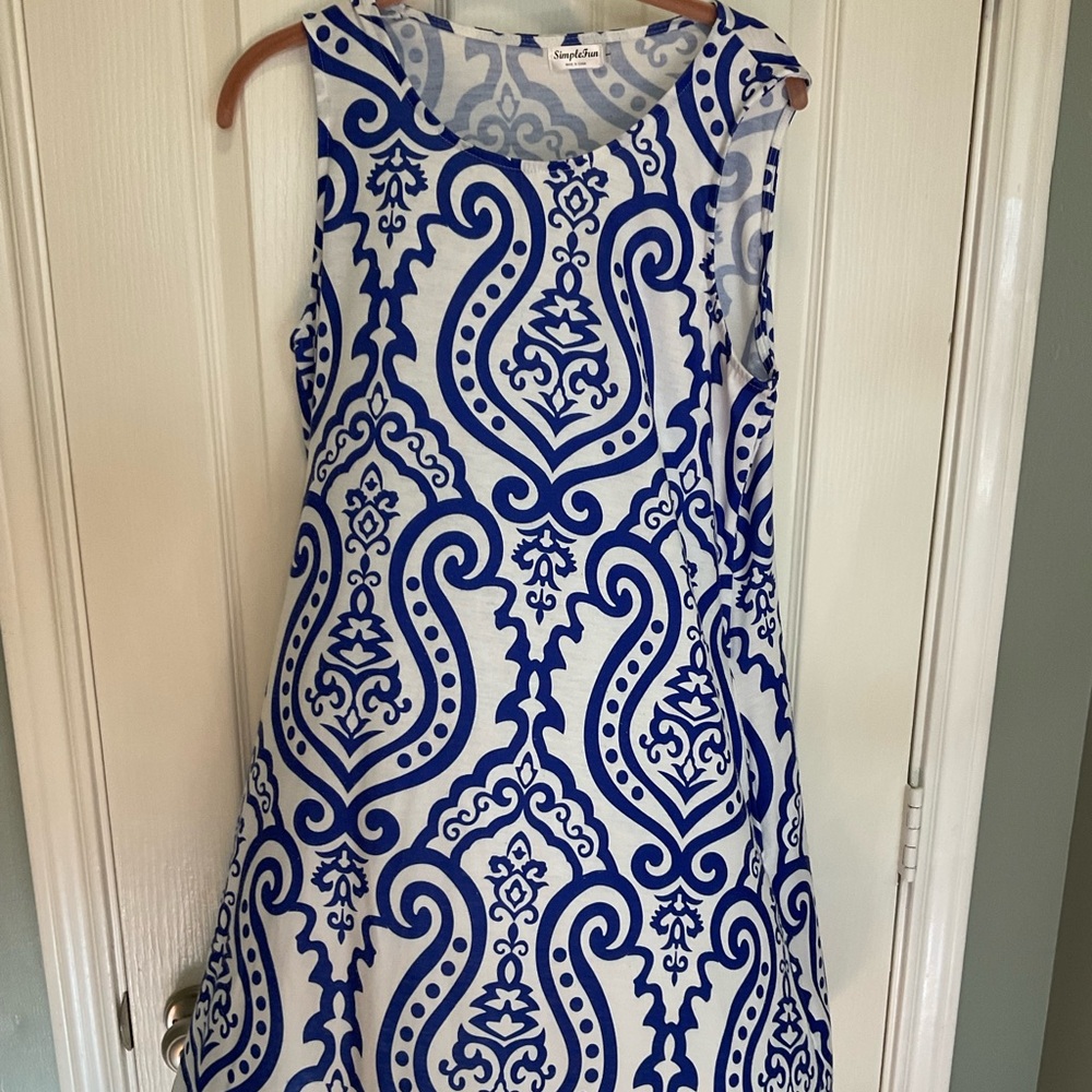 Ladie’s knit tank dress with pockets.